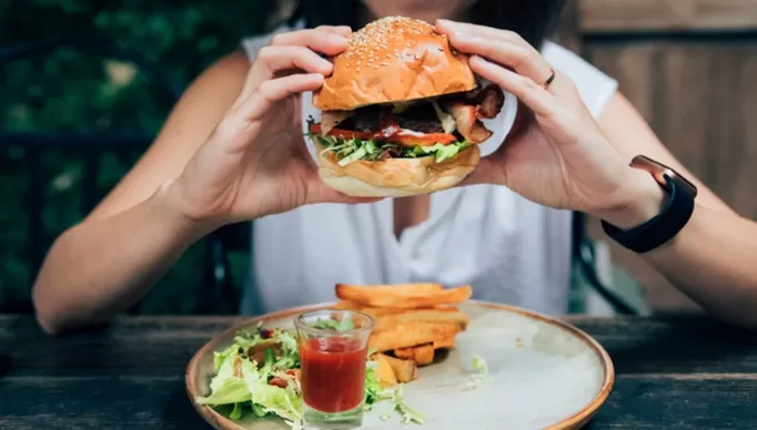 Mulher-comendo-fast-food
