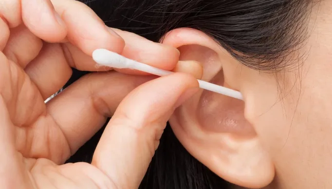 Mulher-limpa-o-ouvido-com-cotonete_2