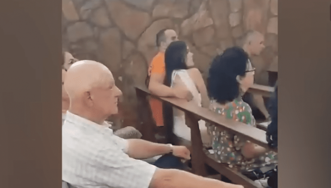 Traição na igreja_ Homem leva amante para missa de domingo e é pego no flagra; veja vídeo 0-5 screenshot (1)