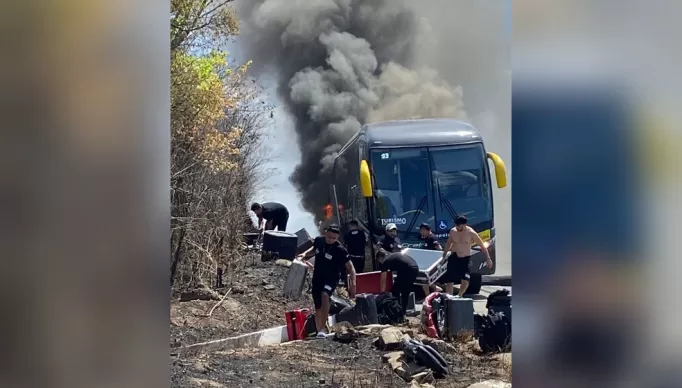 imagem-mostra-momento-em-que-passageiros-saem-do-veiculo