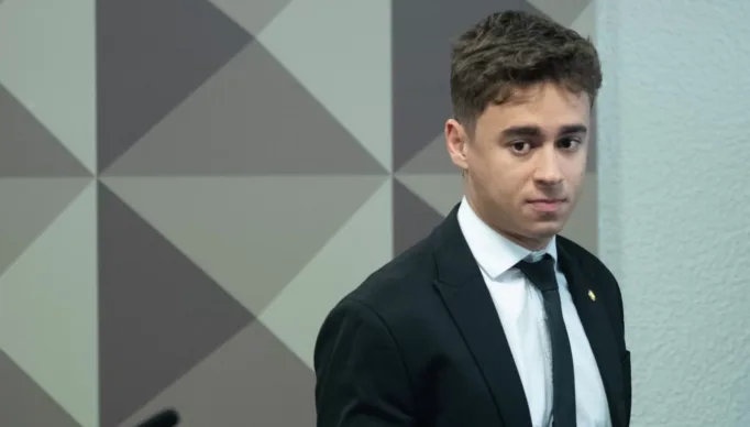 Nikolas-Ferreira-acompanha-o-depoimento-de-Fábio-Augusto-Vieira-ex-comandante-da-PMDF-na-Comissão-Parlamentar-Mista-de-Inquérito-CPMI-do-8-de-Janeiro-5