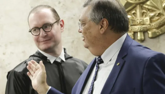 Políticos-e-autoridades-dos-três-poderes-cumprimentam-cristiano-Zanin-após-cerimônia-de-posse-no-STF-1-1