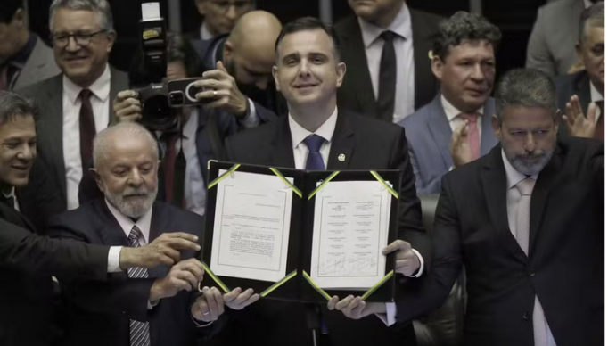 Screenshot 2023-12-20 at 20-01-24 Congresso promulga a reforma tributária com a presença dos presidentes dos três poderes