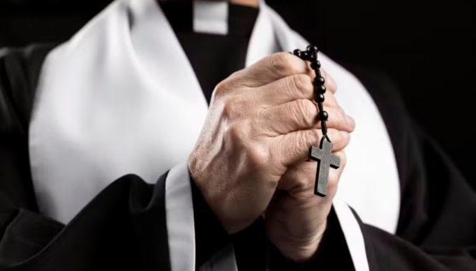 Screenshot 2023-12-21 at 19-38-12 Padre francês renuncia após anunciar em missa que será pai