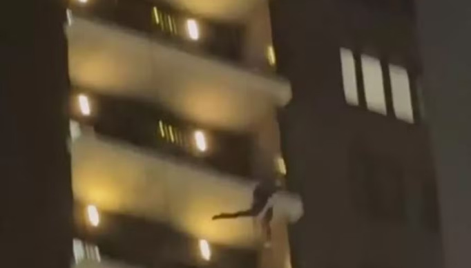 Screenshot 2023-12-23 at 21-50-59 Homem vestido de Papai Noel cai 24 andares e plateia acha que acidente fatal era parte da apresentação