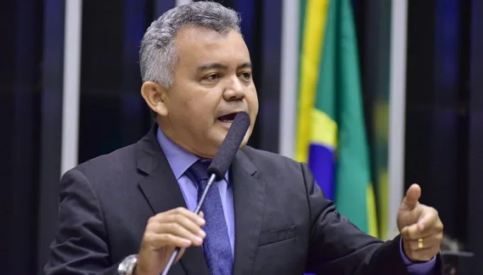 Cleber Verde discursa na tribuna do Plenário da Câmara