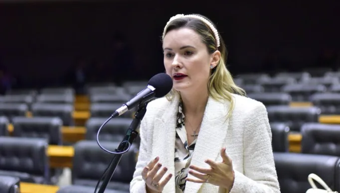 Julia Zanatta fala durante sessão do Plenário