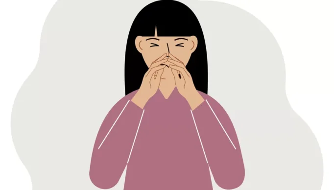 mulher-com-mao-no-nariz