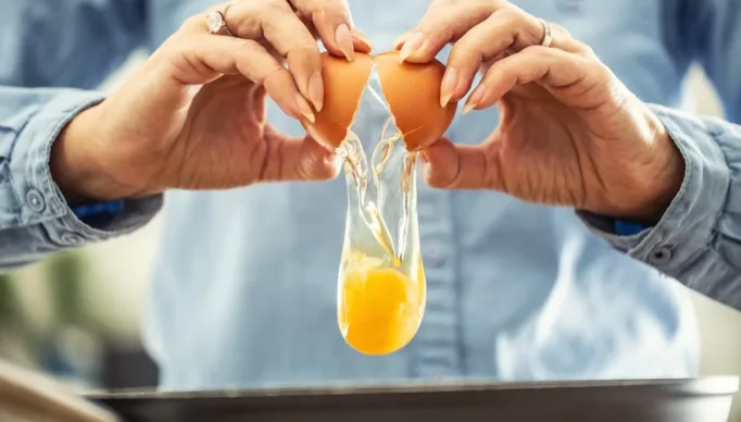 mulher-quebrando-ovo