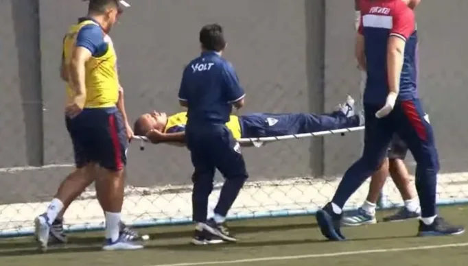 Treinador do Fortaleza desmaia em campo durante jogo da Copinha Feminina