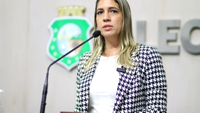 12-09-2023-Deputada-Larissa-Gaspar-PT-Plenario-da-Alece-Foto-Junior-Pio-1-