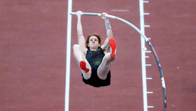 Campeão mundial do salto com vara em 2015 morre aos