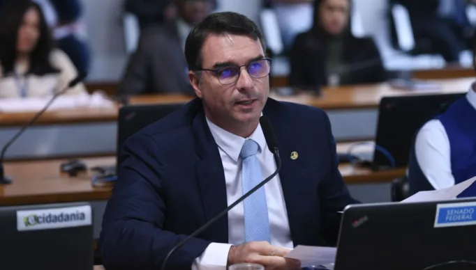 Flávio Bolsonaro cita “PF paralela“ e diz haver “conjuntura“ para