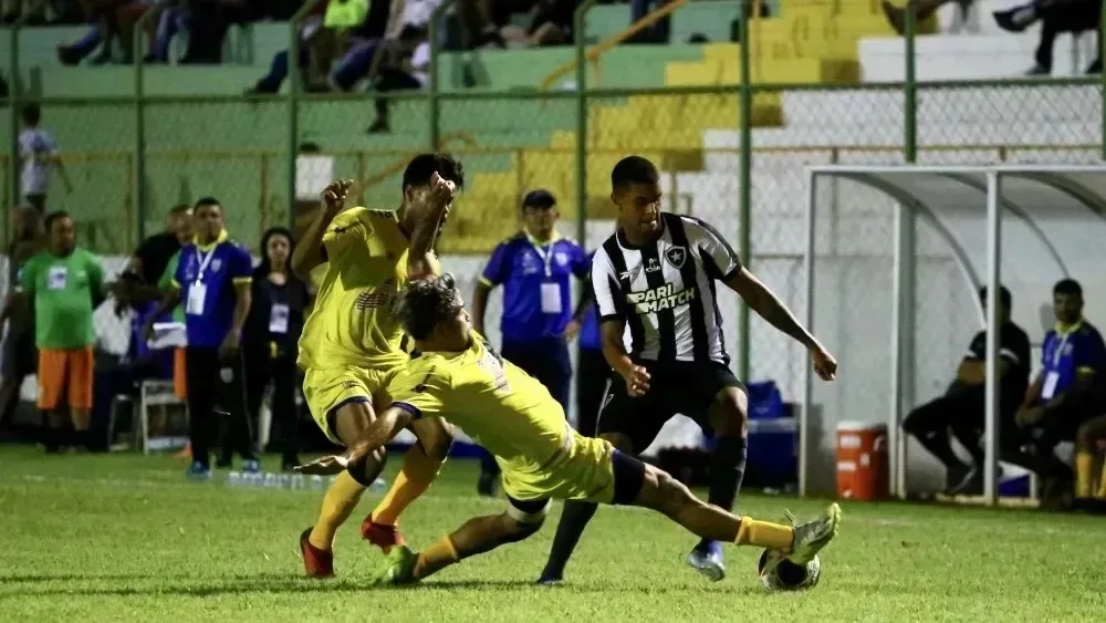 Brasil supera falta de inspiração, vence Peru com gol no fim e