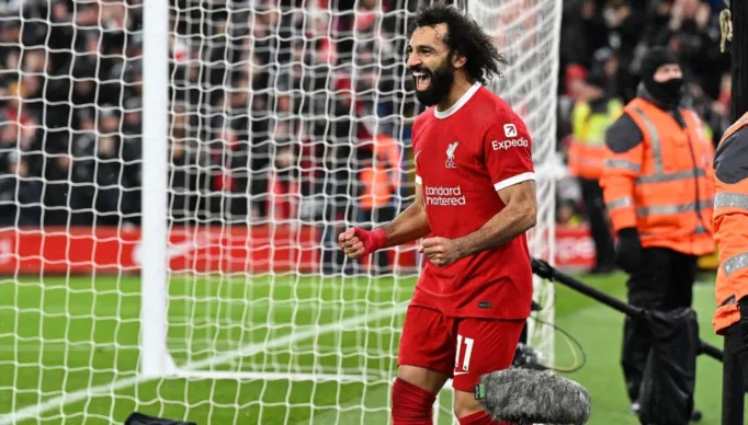 Líder, Liverpool vence o Newcastle com show de Salah
