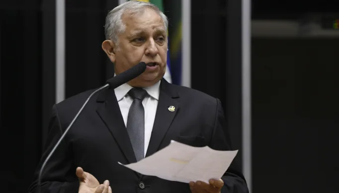 Líder do PSDB assinou manifesto contra PF e STF sem