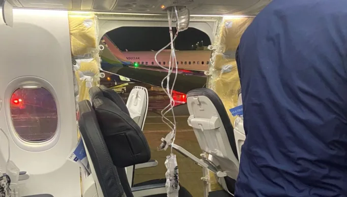 Porta que se soltou de avião na decolagem é encontrada