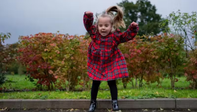 Screenshot 2024-01-07 at 09-30-34 Menina que passou por cirurgia na coluna no útero da mãe já anda e corre - Só Notícia Boa