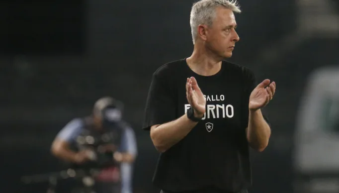 Técnico do Botafogo vê início de Carioca como pré-temporada e