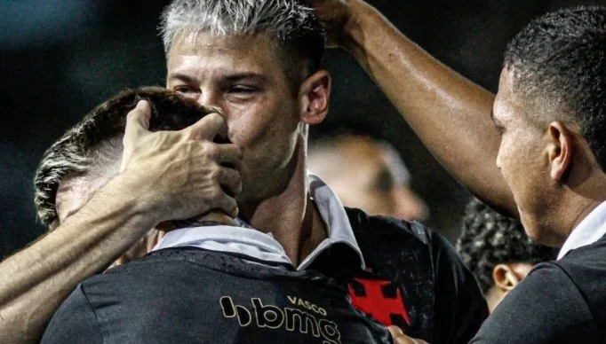 Vasco estreia no Carioca com time alternativo, joga bem e