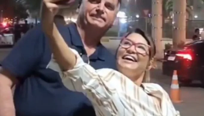 bolsonaro-e-apoiadora-1