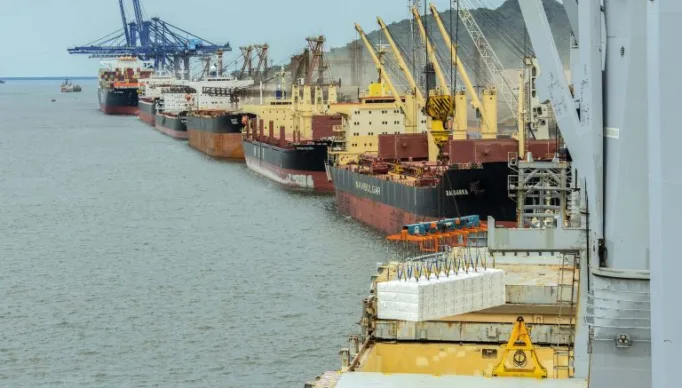 Navios atracados no porto de Paranaguá, no Paraná