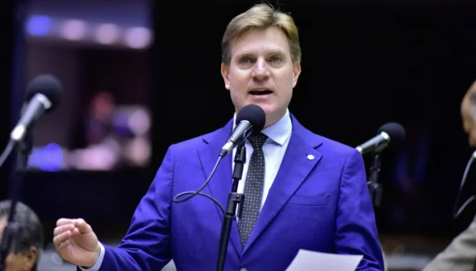 Deputado Padovani (União-PR) fala no Plenário da Câmara dos Deputados