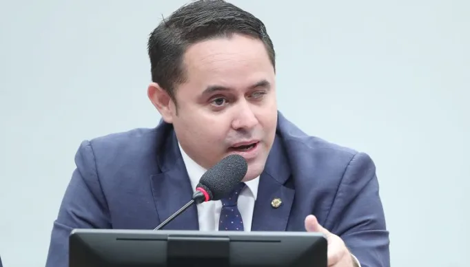 Gabriel Mota fala durante reunião de comissão