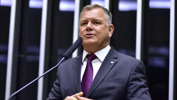 Lucio Mosquini discursa na tribuna do Plenário