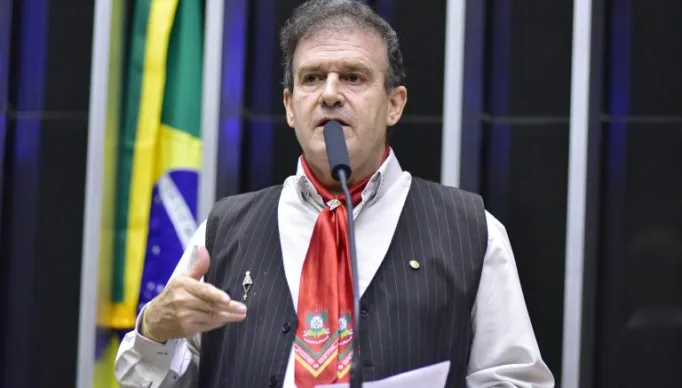 Pompeo de Mattos discursa na tribuna do Plenário