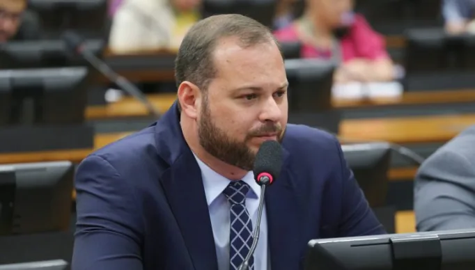 Victor Linhalis fala durante reunião de comissão