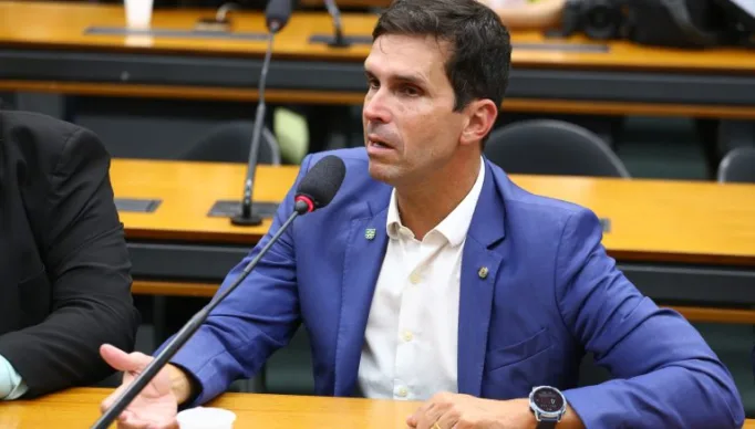 Luiz Lima fala durante reunião de comissão