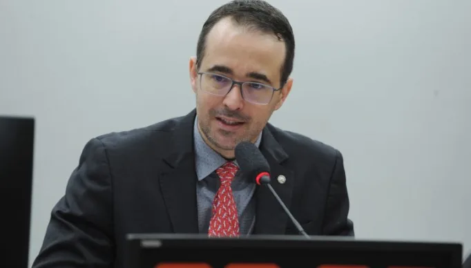 Bruno Ganem fala durante reunião de comissão