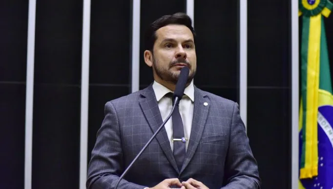 Capitão Alberto Neto discursa na tribuna do Plenário