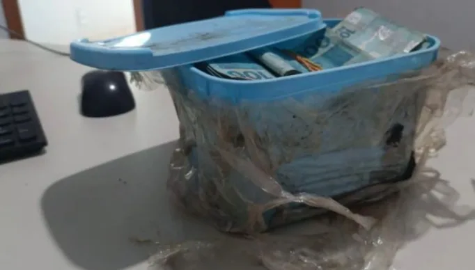 1_idoso_encontra_60_mil_em_um_pote_de_sorvete_enterrado-25578837