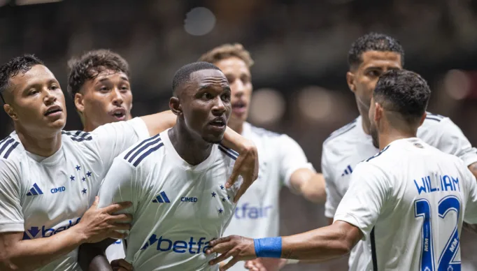 Cruzeiro domina Atlético-MG, vence com gols no fim e cala