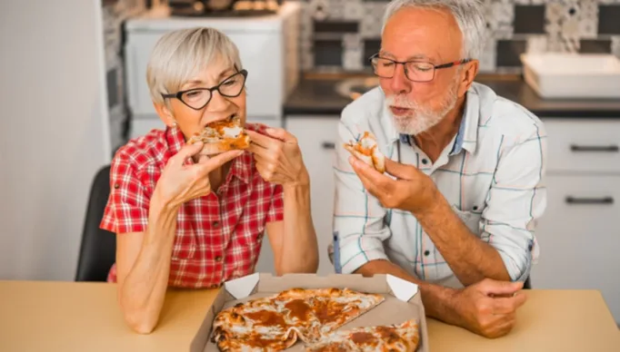 Idosos-comendo-pizza