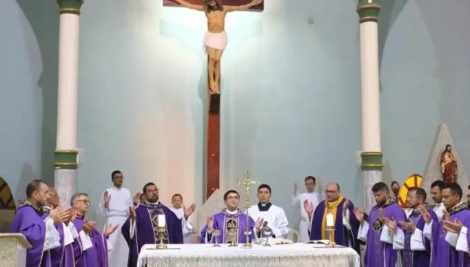 Padre Thomas James toma posse como novo pároco da Paróquia Nossa Senhora de Nazaré em Capistraano