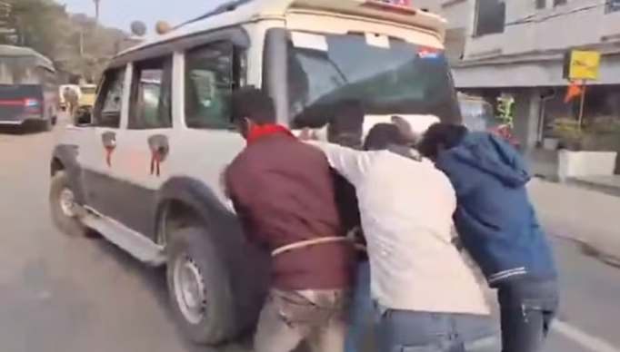 Screenshot 2024-02-11 at 09-57-42 Detidos levados a tribunal são forçados a empurrar SUV da polícia que ficou sem combustível