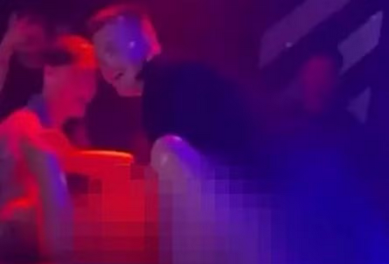 Screenshot 2024-02-20 at 18-28-00 Cliente e bartender fazem sexo em balcão de bar e desafiam a autoridade de Putin