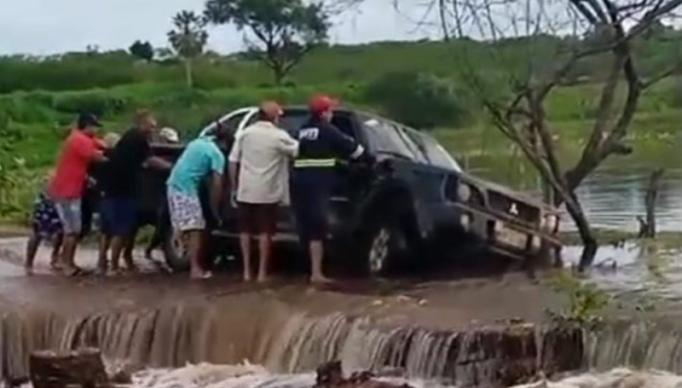 Screenshot 2024-02-27 at 16-23-46 Rompimento de passagem molhada causa acidente em Banabuiú