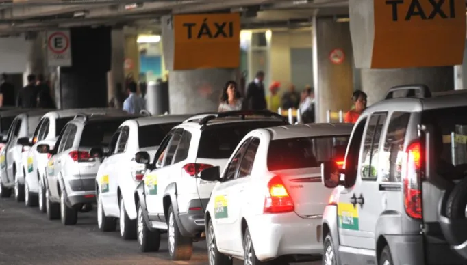 Imagem ilustrativa mostra táxis estacionados