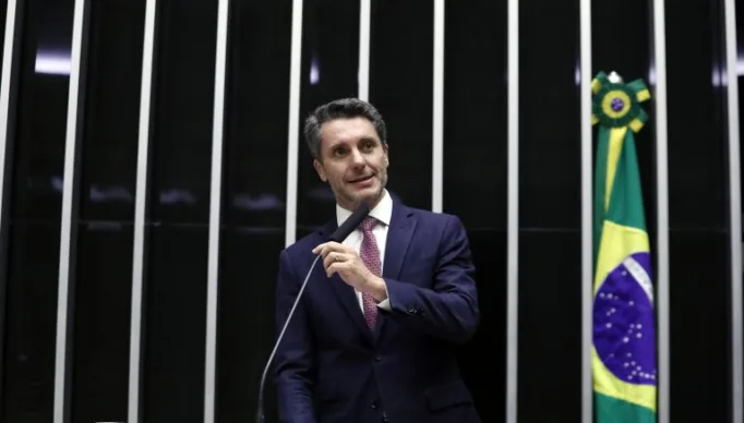 Deputado Alex Manente fala ao microfone