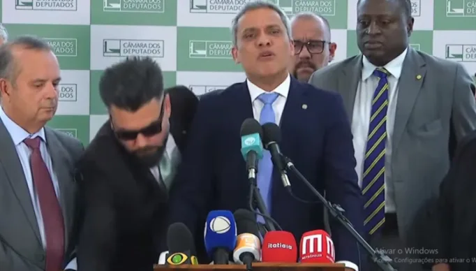 1_deputado_bolsonarista_retira_microfone_da_globo_de_pulpito_durante_coletiva_de_imprensa-26043054