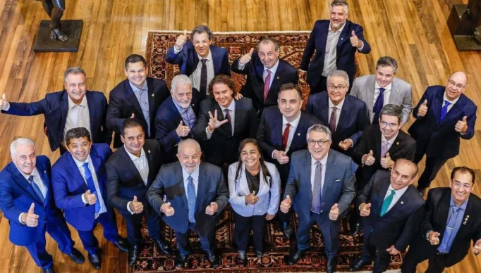 1_lula_e_senadores_fazem_positivo_com_as_maos-35310047