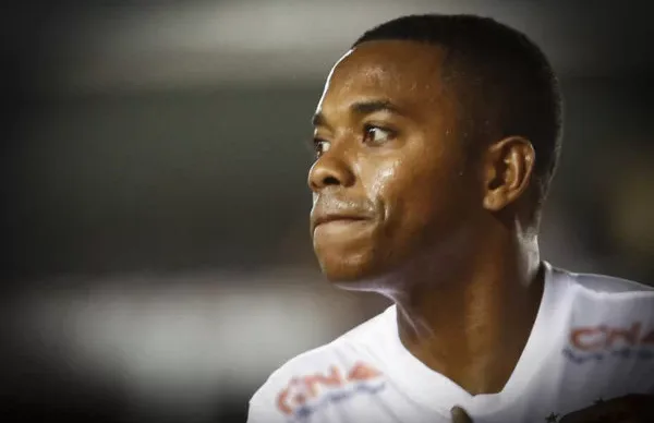 Jogador-Robinho-durante-jogo-de-futebol-1-600x400