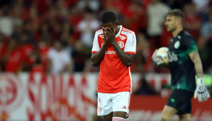 Robert-Renan-foi-consolado-pelos-companheiros-apos-erro-que-causou-eliminacao-do-Inter