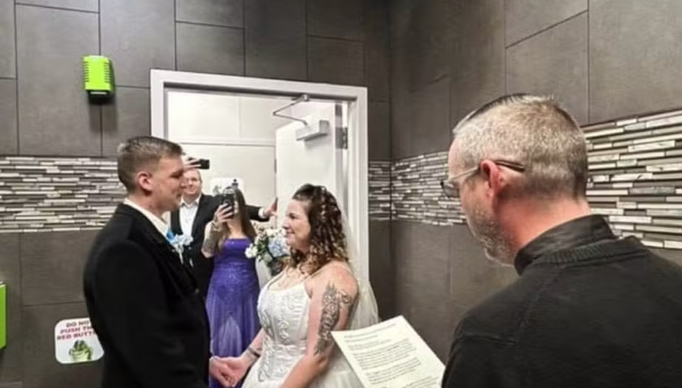 Screenshot 2024-03-03 at 09-19-15 Americanos viralizam ao se casar no banheiro de loja de conveniência