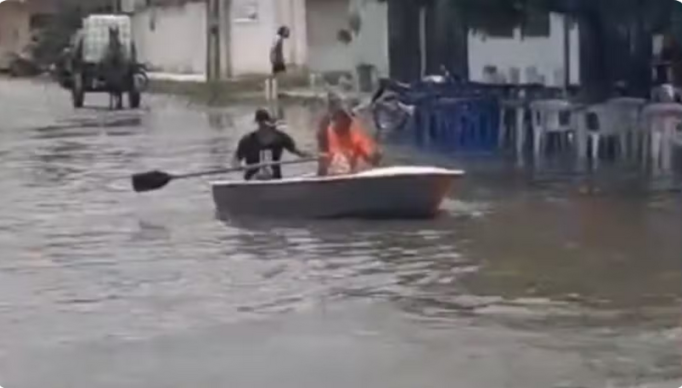 Screenshot 2024-03-31 at 08-21-02 Em Quixadá moradores usam barco após forte chuva alagar ruas da cidades