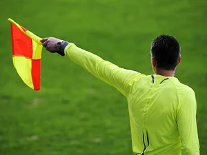 arbitro-futebol-copa-jogo-bandeira